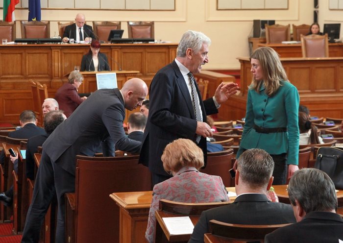 Депутатите гласуваха в четвъртък оставката на Карина Караиванова без дебати.