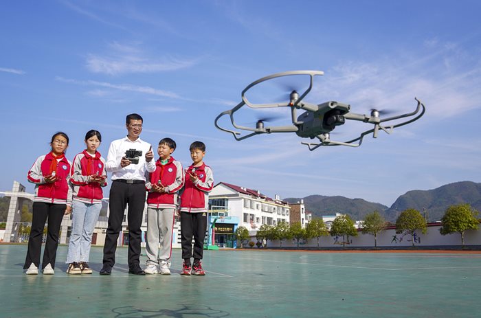 Безпилотни летателни апарати навлизат във все повече сфери на китайската икомомика. СНИМКА: РАДИО КИТАЙ