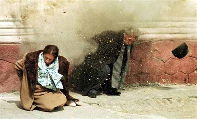 Разстрелът на румънския диктатор Николае Чаушеску и съпругата му Елена, уловен от фотообектив. Екзекуцията е осъществена на 25 декември 1989 година след набързо проведен военен трибунал.