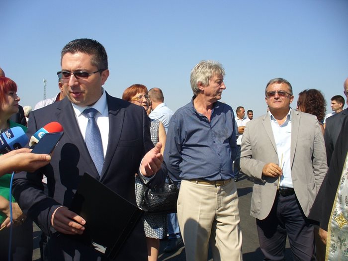 Министърът на регионалното развитие и благоустройството Николай Нанков говори днес пред медиите на пътен възел "Плодовитово".