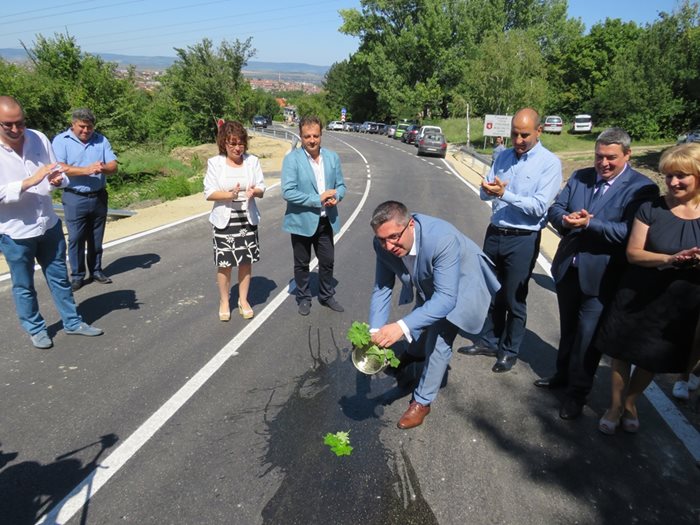 Министър Николай Нанков пожела безаварийно пътуване на шофьорите по обновения път между Горна Оряховица и Велико Търново