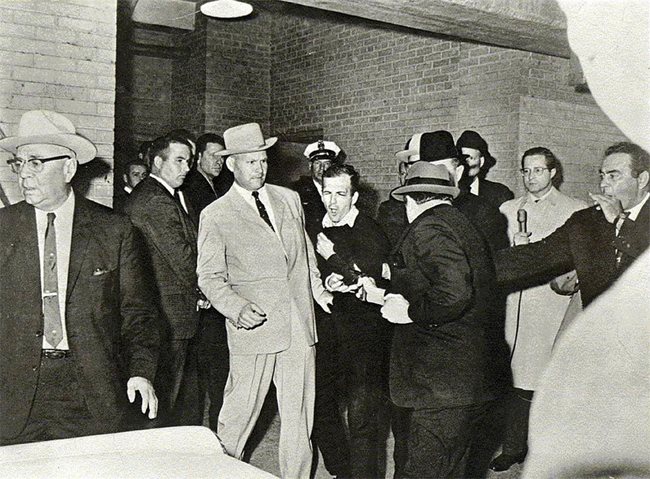 Моментът на убийството на Лий Харви Осуалд. Обвинен за покушението срещу американския президент Джон Кенеди, Осуалд е ескортиран до съда на 24 ноември 1963-та. Към него се приближава Джак Руби и стреля няколко пъти в тялото на Лий Харви, който умира малко по-късно.