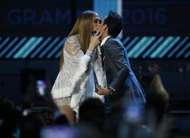 Целувката между бившите съпрузи по време на Латинските награди "Грами" Снимка: Ройтерс