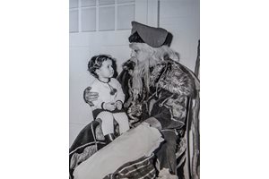 ИДИЛИЯ: Малката Евгения Живкова в обятията на дядо Мраз.