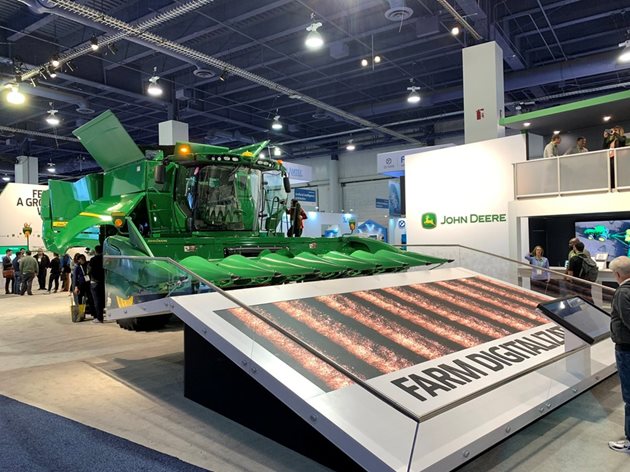 Гигантски зелен комбайн беше атракцията на щанда на John Deere във водеща световна изложба за технологии, провела се в началото на годината в Лас Вегас