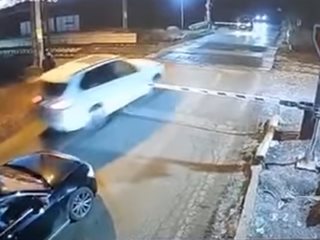 Вижте секундите преди удара на влака с колата, която мина при спуснати бариери