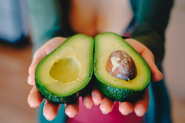 Въпреки че е суперхрана, пълна с антиоксиданти и фибри, в едно авокадо има 350 калории.