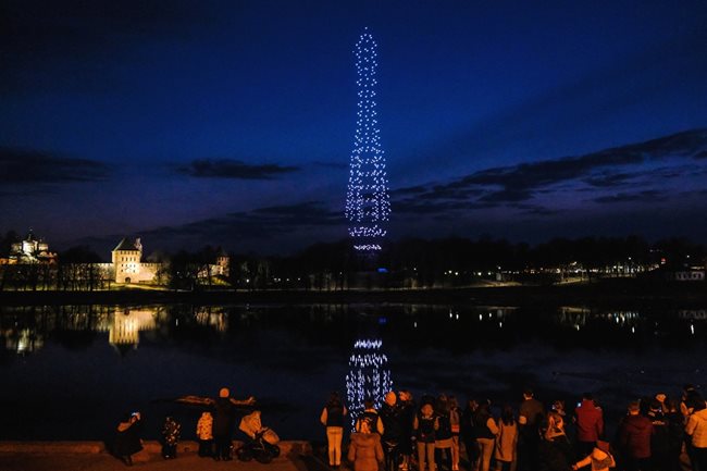 Дронове осветиха небето във Велики Новгород в чест на Гагарин СНИМКА: РОЙТЕРС