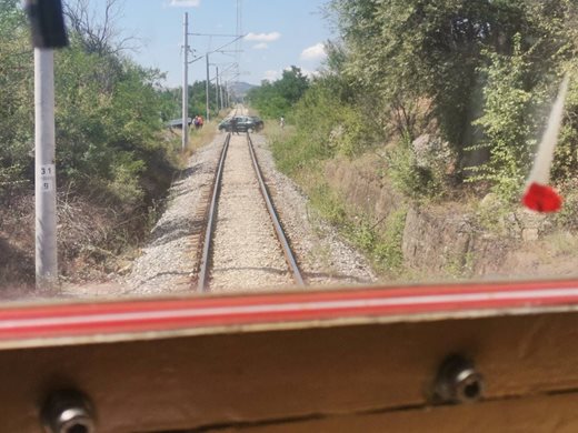 Шокираща снимка качи машинист: кола пресича релси пред влак