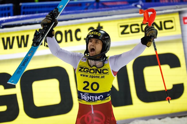 Алберт Попов ликува след победата си. Снимка: x.com/fisalpine