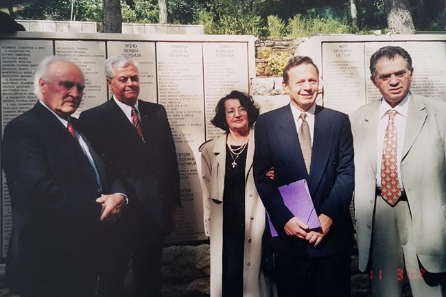 2002 г. Димитър Попов (най-вляво) придружава съпругата си Мария, която приема медала от Яд Вашем, с който екзарх Стефан е обявен за праведник.