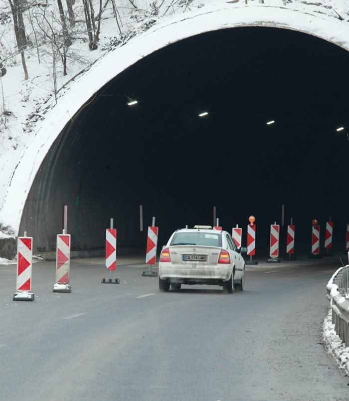 Движението в тунела бе възстановено.