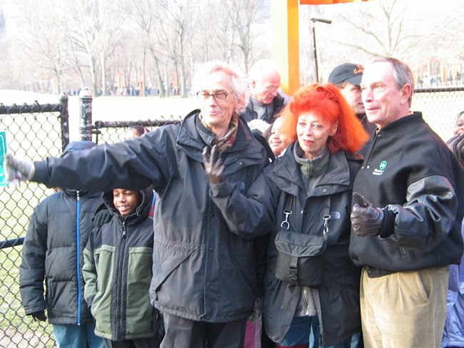 Кристо, Жан Клод и Майкъл Блумбърг през февруари 2006 г. в нюйоркския Сентръл парк, близо до т. нар. Овча ливада, на която бе официалното стартиране на проекта 
