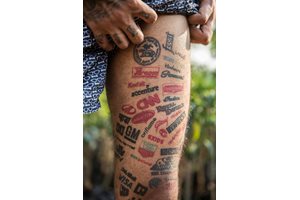 25-годишният индиец Джейсън Джордж има над 400 татуирани марки на компании, сред които “Пума”, “Пирели”, “Гугъл” и редица други.