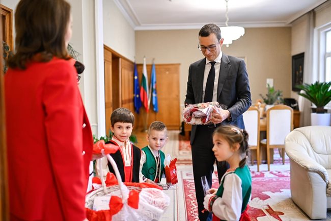 Кметът на София беше подготвил мартенички за децата.
