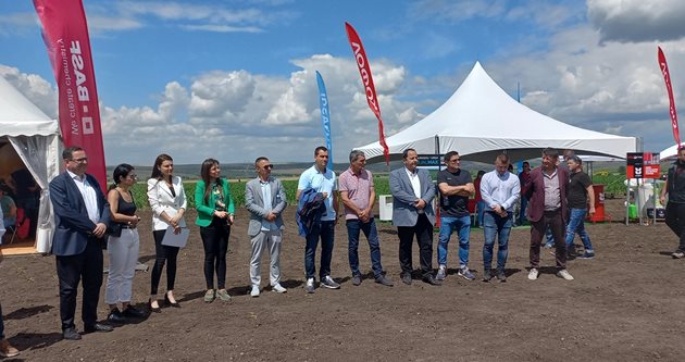 Официалните лица на откриването на "Ден на полето" в Българово