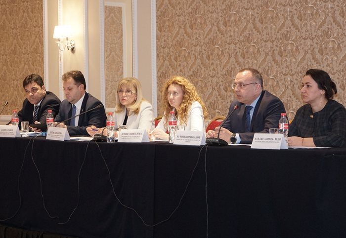 Председателя на сдружението на общините Даниел Панов и министрите Петя Аврамова и Румен Порожанов по време на общото събрание на организацията.