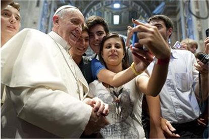 Селфи - всеки снима себе си, дори папата