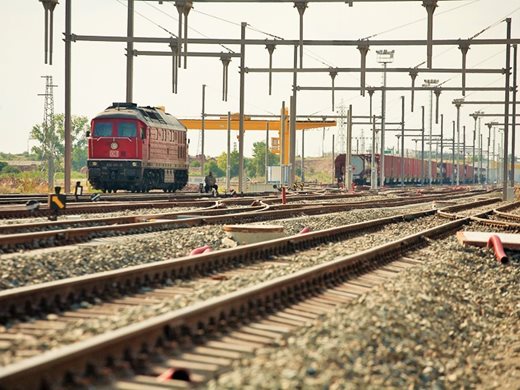 Умни системи спират влака при червен сигнал и повреда на прелез