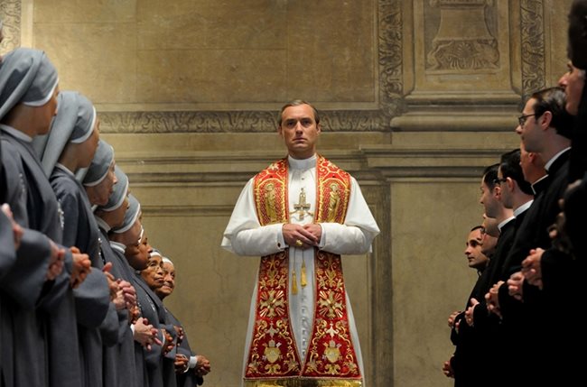 Костюмите за филма са шити в ателиетата в Рим, които изработват и оригиналните одежди на папи и кардинали