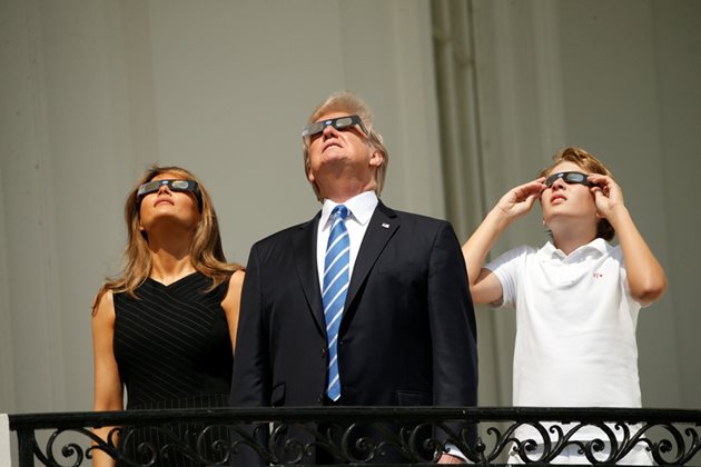 Първото семейство на САЩ наблюдава затъмнението във Вашингтон.