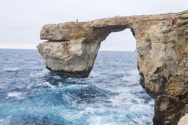 Мястото на сватбата на Денерис и Кал Дрого - Лазурният дворец в Малта. Разрушените скали бяха част от световното наследство на ЮНЕСКО и привличаха хиляди туристи всяка година.