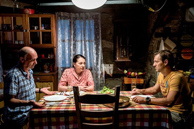 Кадър от сериала “Скъпи наследници”, където Георги Кадурин и Виктория Колева играят родители на Павлов.