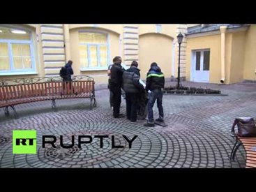 Разрушиха паметник на Стив Джобс в Русия заради наследника му гей (Видео)