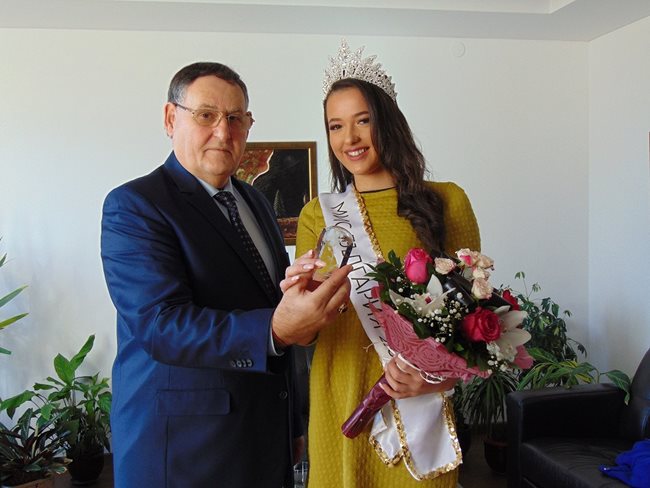 Кметът на Шумен Любомир Христов поздрави най-красивата българка.
СНИМКА: САЙТ НА ОБЩИНА ШУМЕН