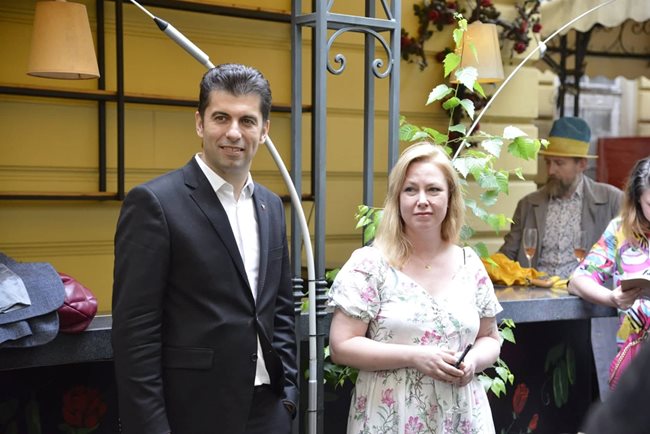 Кирил Петков и Линда Петкова на представянето на първата ѝ готварска книга "Кулинарният свят на Линда". 
СНИМКИ: ЙОРДАН СИМЕОНОВ