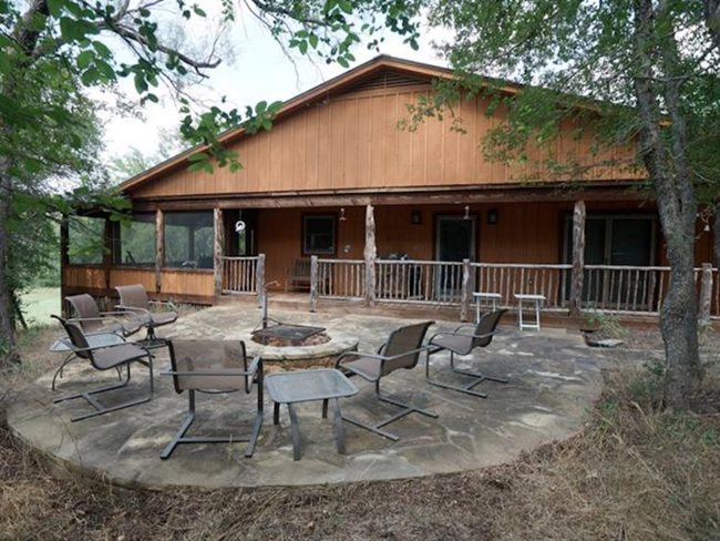 Сградата в семейното ранчо в Тексас е неугледна дървена постройка.