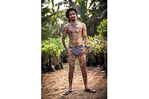 Индиецът Джейсън Джордж рекламира стотици известни компании на краката и гърба си, без да иска пари в замяна. Той се опитва да постави рекорд на “Гинес” за човек с най-много татуирани марки по себе си.