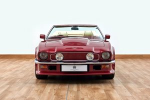 Aston Martin V8 Volante на футболната звезда е в метално червено, има кремав интериор и се твърди, че е в безупречно състояние. Снимки:PistonHeads