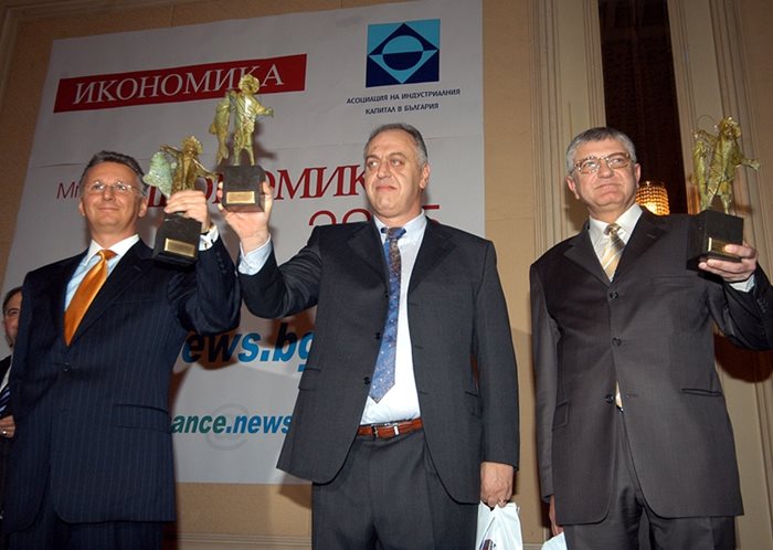 Румен Янчев (в средата), Диян Кавръков и днешният депутат Петър Кънев получават  отличието "Икономист на годината 2005".