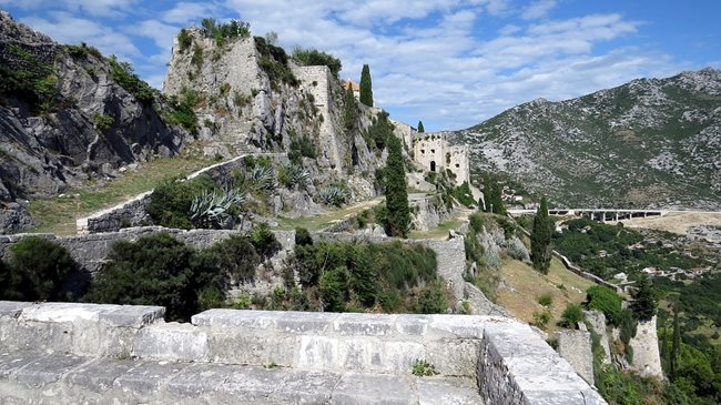 Мерийн - във филма град държава, разположен на Залива на драконите. В действителност това е средновековната крепост Клис в Хърватия. Някога тя е била кралски замък и ключова защитна крепост срещу османската инвазия.