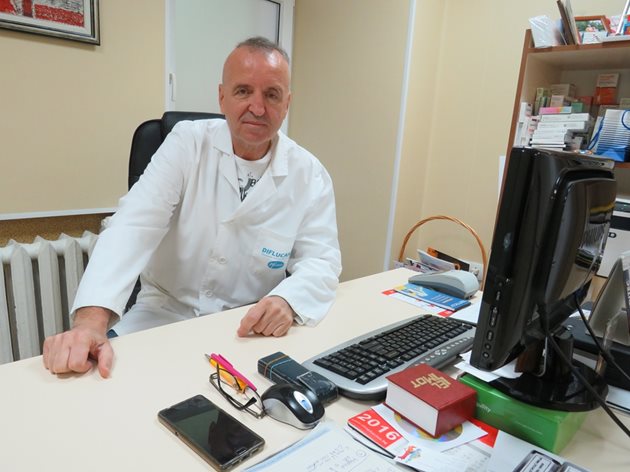 Началникът на ОАГ в МОБАЛ “Д-р Стефан Черкезов” доц. д-р Светлозар Стойков е убеден, че част от бъдещите акушерки ще останат в отделението.