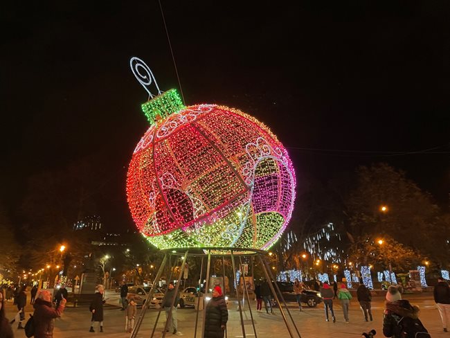 Хиляди лампички около стволовете на дърветата в централната пешеходна зона и градинката на “Севастопол”

СНИМКА: ОРЛИН ЦАНЕВ