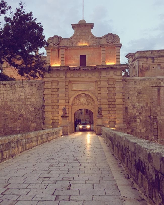 Дори портата на Кралски чертог не се намира в Хърватия, а в Малта - в града Мдина