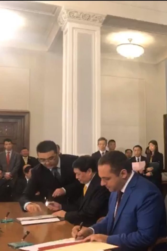 Министърът на икономиката Емил Караниколов подписва споразумение за износа на тютюн за Китай.