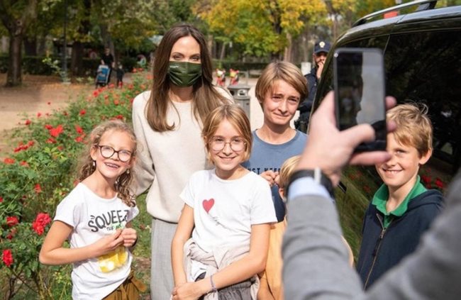 Анджелина Джоли се снима с ученици на среща в Рим СНИМКИ: Инстаграм 