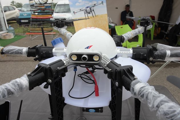 На летящите "съгледвачи" са монтирани високочувствителни камери и сензори