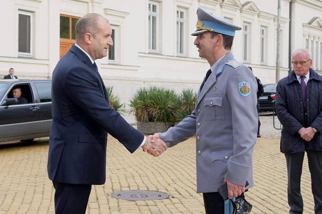 16 октомври 2020 г. Президентът Румен Радев се ръкува с командващия ВВС ген. Димитър Петров. Само след ден Петров се оказва с положителен PCR тест. В неделя държавният глава е уведомен за това.
Снимка: Фейсбук/ВВС
