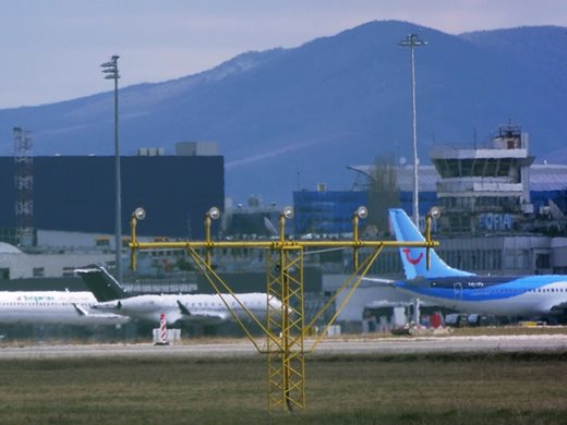 Държавата да купи дялове в авиокомпаниите, да ги подпомогне и с пари от концесията летище София