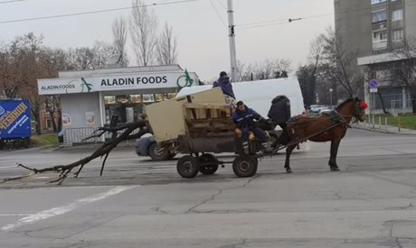 Роми се борят с претоварена каручка в кв. "Красно село" (Фотогалерия)