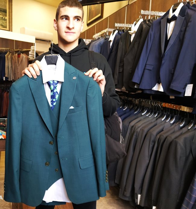Константин от Пловдив избира зелен костюм.