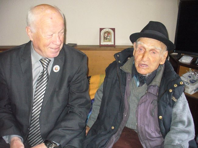 Дядо Стойчо и председателят на организация на ветераните от войните в Сливен Николай Тодоров, който подари на рожденика 200 лв. от името на запасното воинство. 
