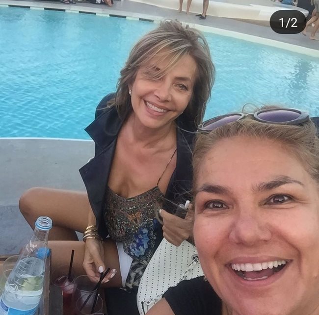 Марта Вачкова се забавлява с приятелки, докато е в Гърция.