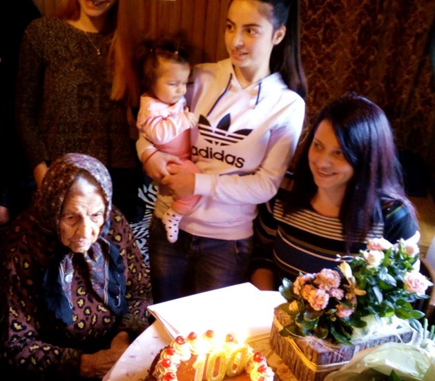 Баба Роза с кметицата на Дебелец Снежана Първанова и най-младите членове на фамилията