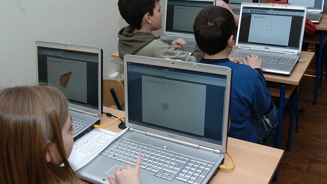 Наредба забранява над 9 деца да учат заедно на компютри