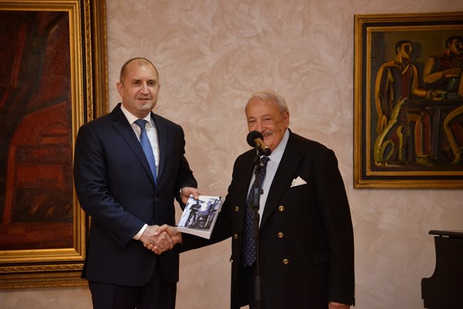Президентът поздравява Иван Гарелов за книгата му "Неизпратени писма до Маргарита", издадена преди година от КК "Труд".